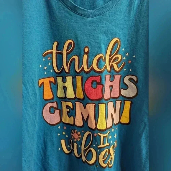 Retro Astrology May June birthday Zodiac sign  Gemini Women's V-Neck Shirt  EUC - Picture 3 of 9